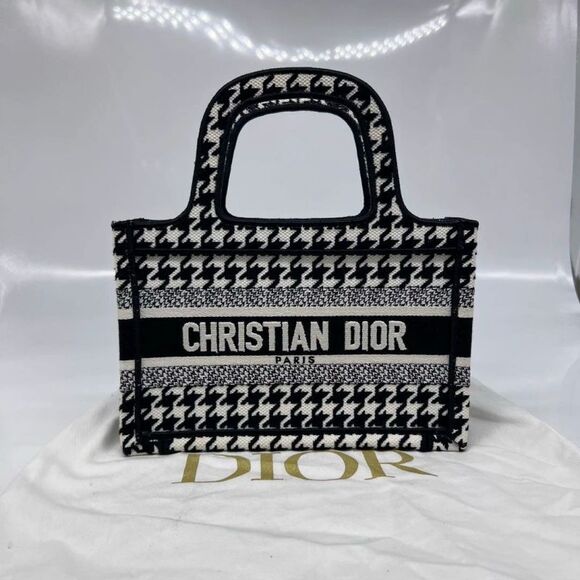 Dior Women Pre-Loved Bag Very Good Condition - Picture 1 of 9